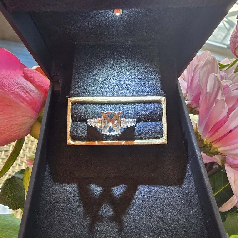 18k White Gold Oval Diamond/Stone Semi-Mount Ring